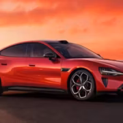 красный электромобиль Xiaomi SU7 на дороге