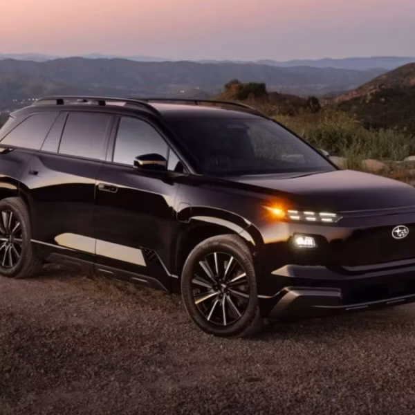 Электрический Subaru SUV на фоне гор и заката
