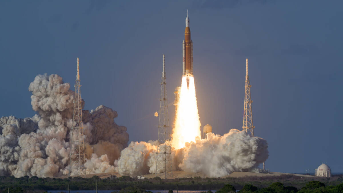 Ракета Artemis II взлетает с пусковой площадки