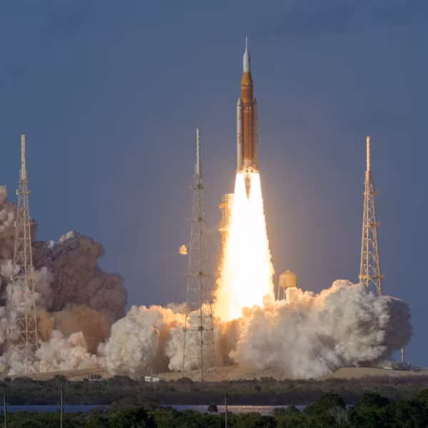 Ракета Artemis II взлетает с пусковой площадки