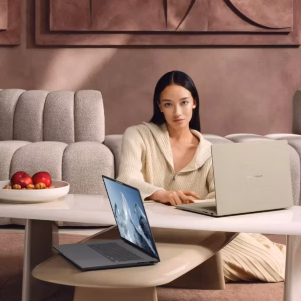 женщина работает за ноутбуками ASUS Zenbook A14 и A16