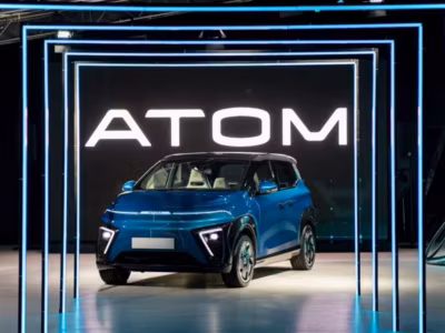 Электромобиль Атом внутри световой арки