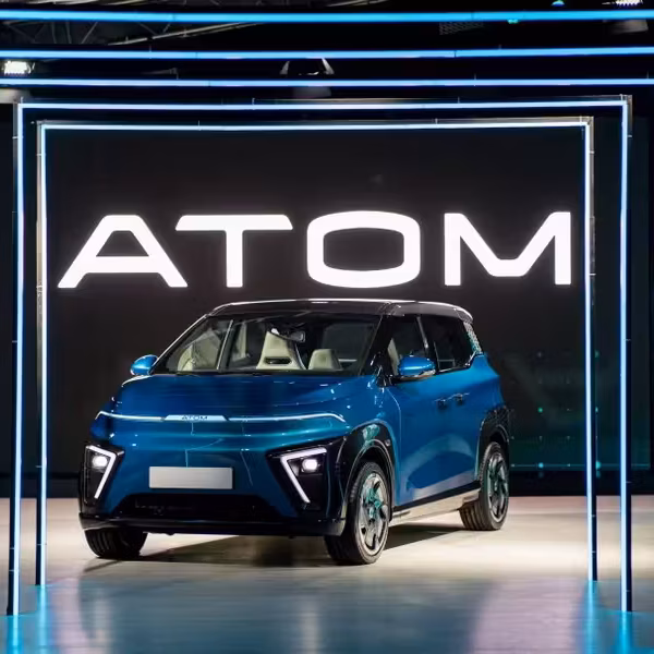 Электромобиль Атом внутри световой арки