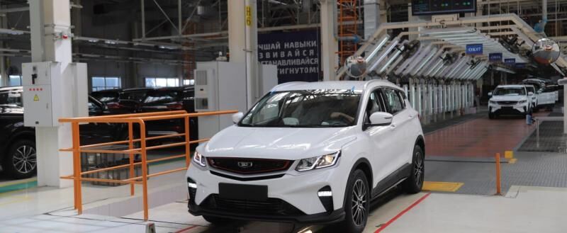 Белый кроссовер Geely в автосборочном цехе Беларуси