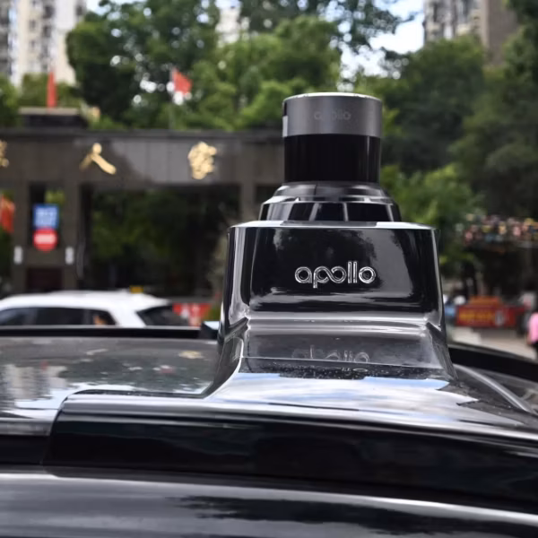 Роботакси Apollo на крыше автомобиля в городе