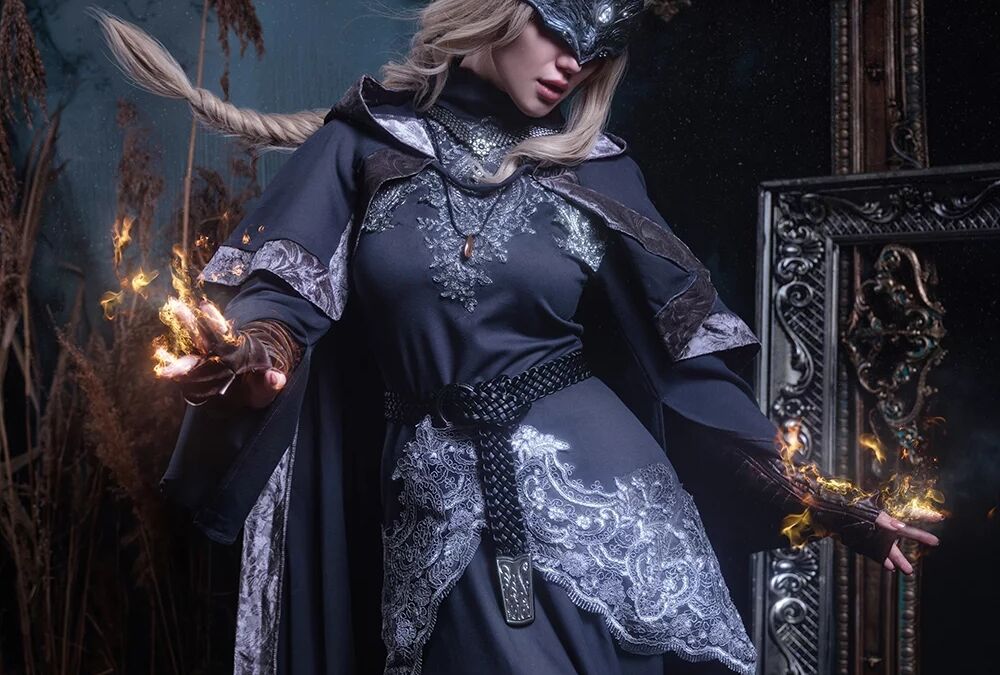 Летняя девушка в маске Нападает на врага в Dark Souls 3