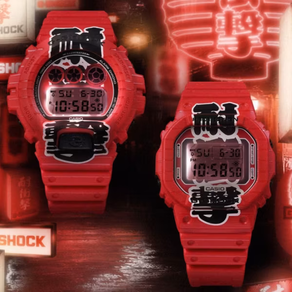 Две красные цифровые часы Casio G-Shock Red Lantern с черными и белыми деталями