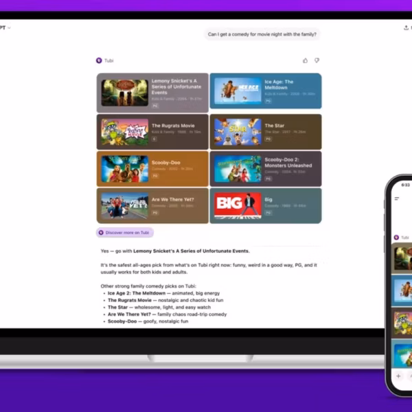 Лампа, ноутбук и смартфон показывают страницу Tubi