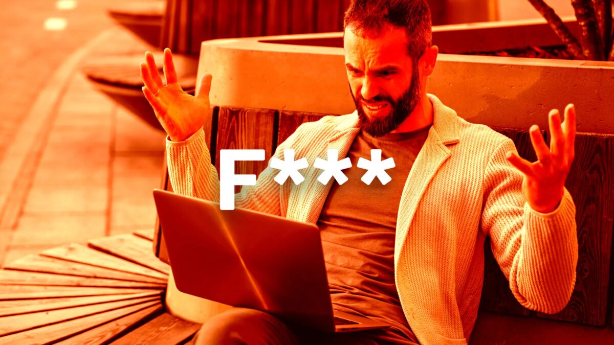 Мужчина ругается на ноутбуке с текстом F***