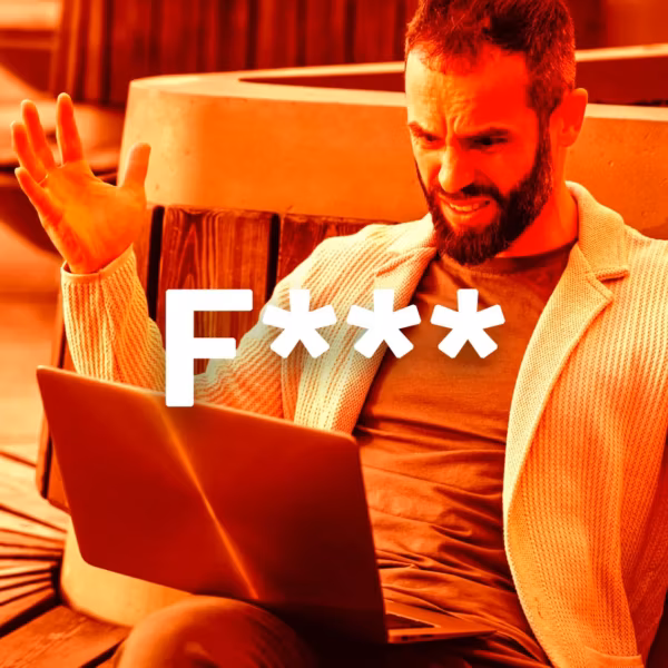 Мужчина ругается на ноутбуке с текстом F***