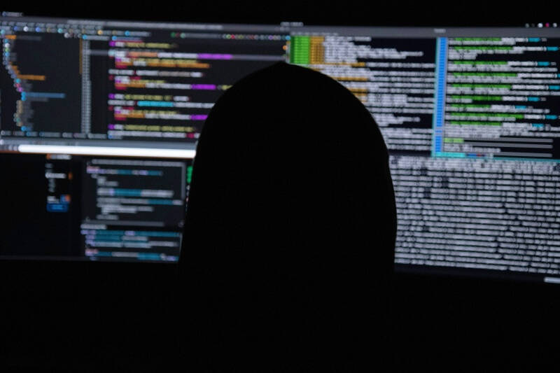 Человек за компьютером с кодом Windows 11 антивирус