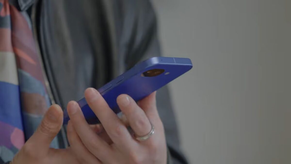 Google выпустила новый цвет Pixel 10a только для Японии 1 Человек держит синий смартфон Google Pixel 10a