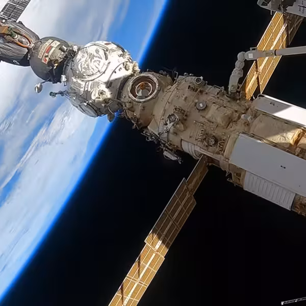 Космический модуль Российской орбитальной станции в открытом космосе