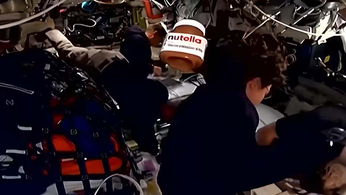 люди в скафандрах и касках, внутри космического корабля Nutella