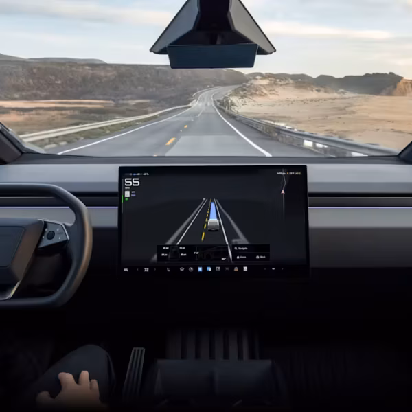 Интерьер Tesla с дисплеем и дорогой по пустыне