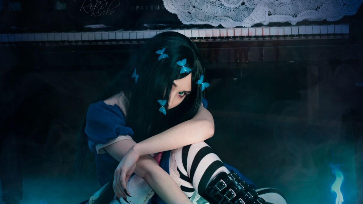 Косплей Алисы из American McGee's Alice российская модель