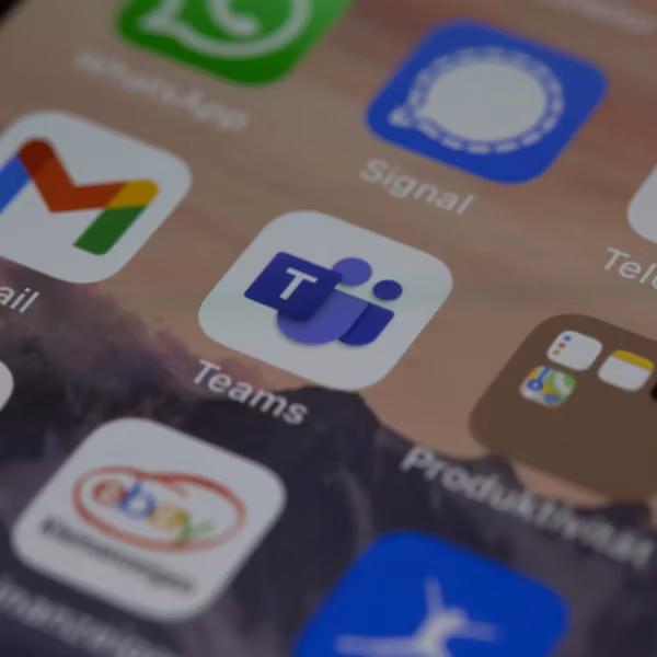 Экране мобильного телефона с приложениями GMail Teams и Telegram