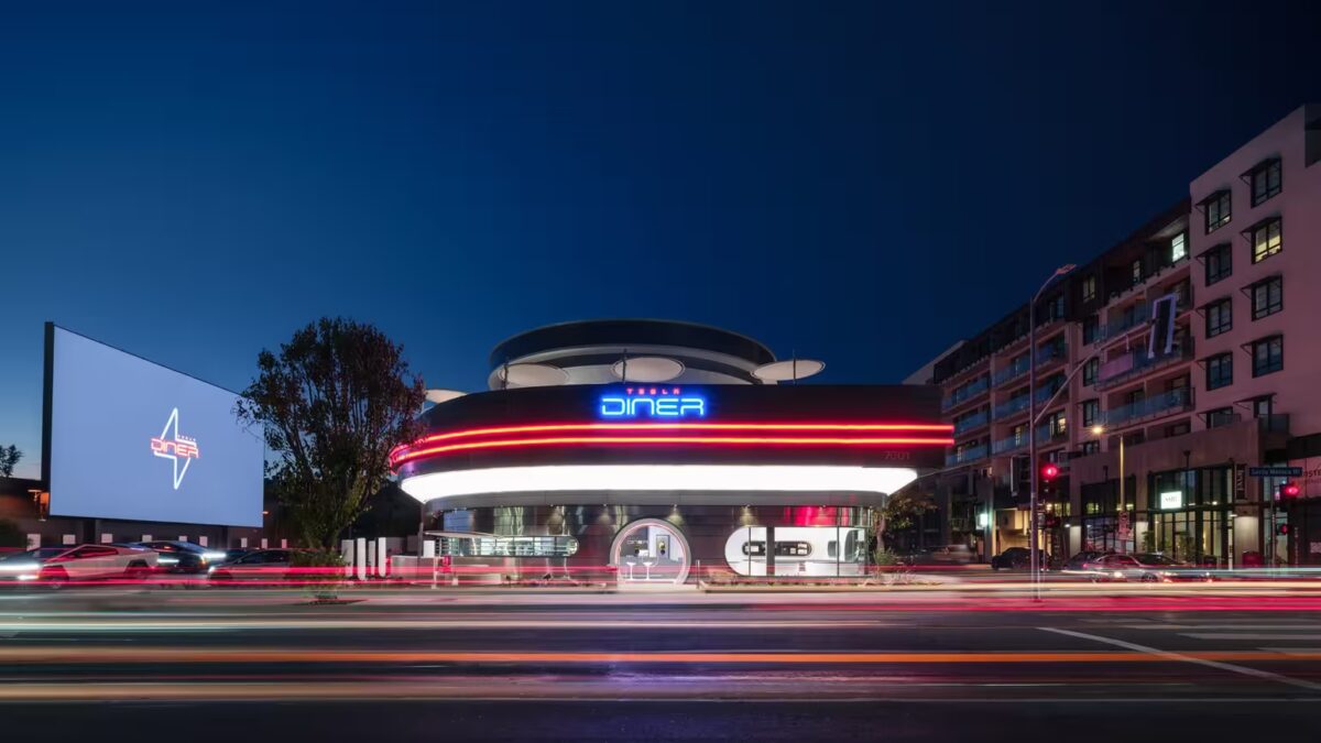 Tesla Diner ночное внешнее освещение