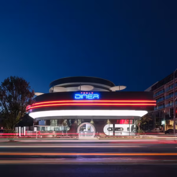 Tesla Diner ночное внешнее освещение