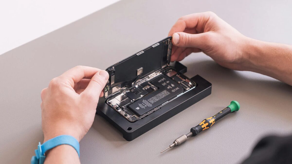 Мужчина ремонтирует iPhone 17e внутри корпуса iPhone 17e