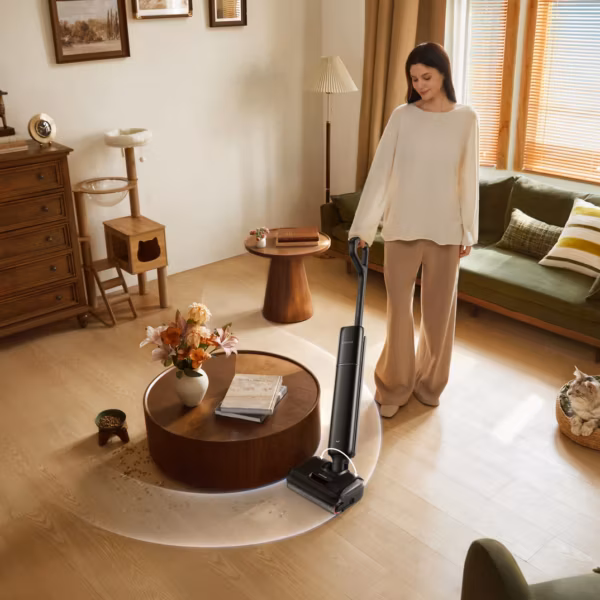 Девушка моет пол пылесос Dreame G12S Pro