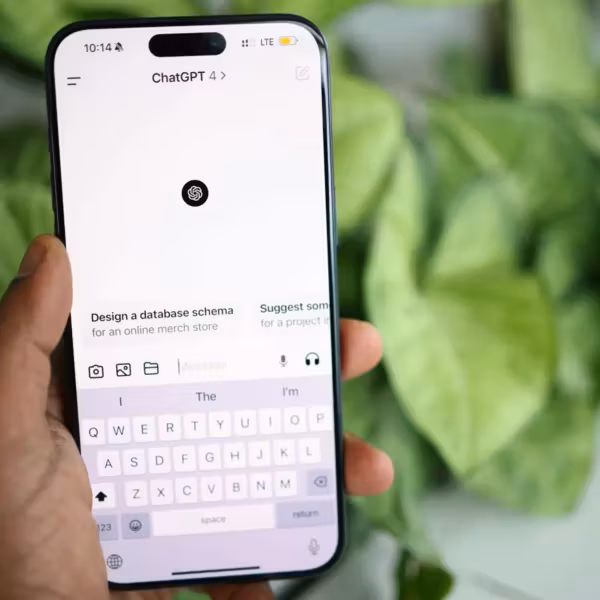 Мобильный телефон с приложением ChatGPT на экране