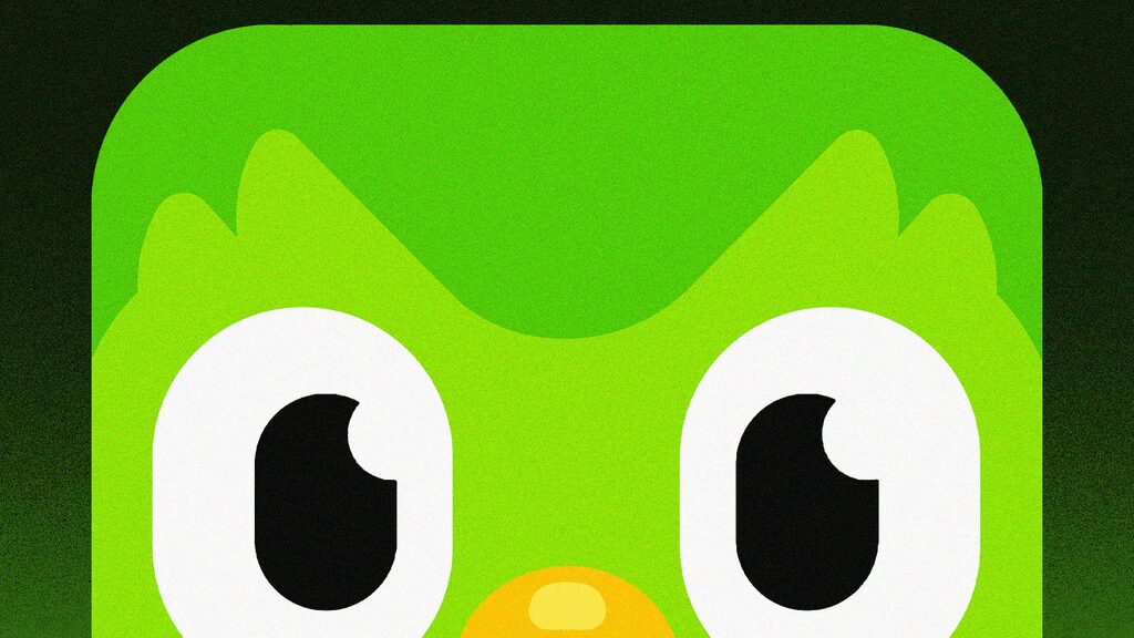 Зеленый значок с львом и овальным глазом Duolingo