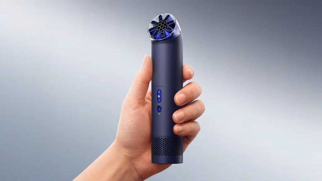 Портативный безлопастный вентилятор Dyson в руке