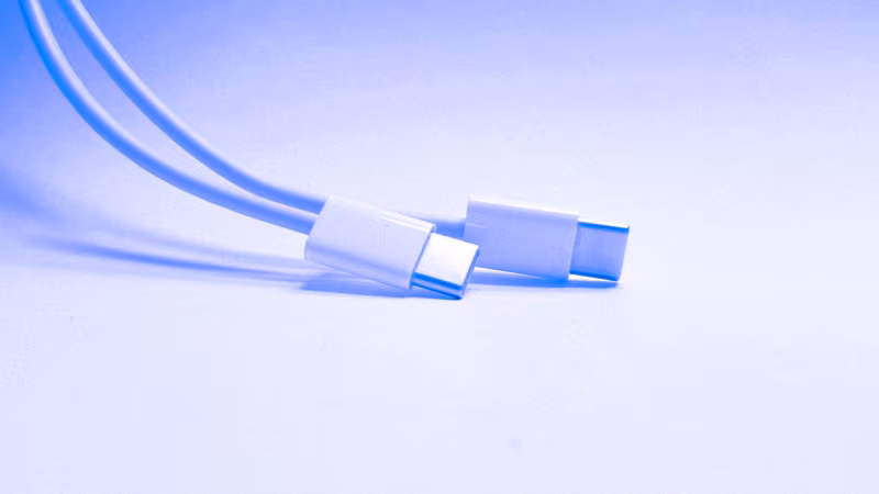 USB Type-C кабели для ноутбуков на светлом фоне