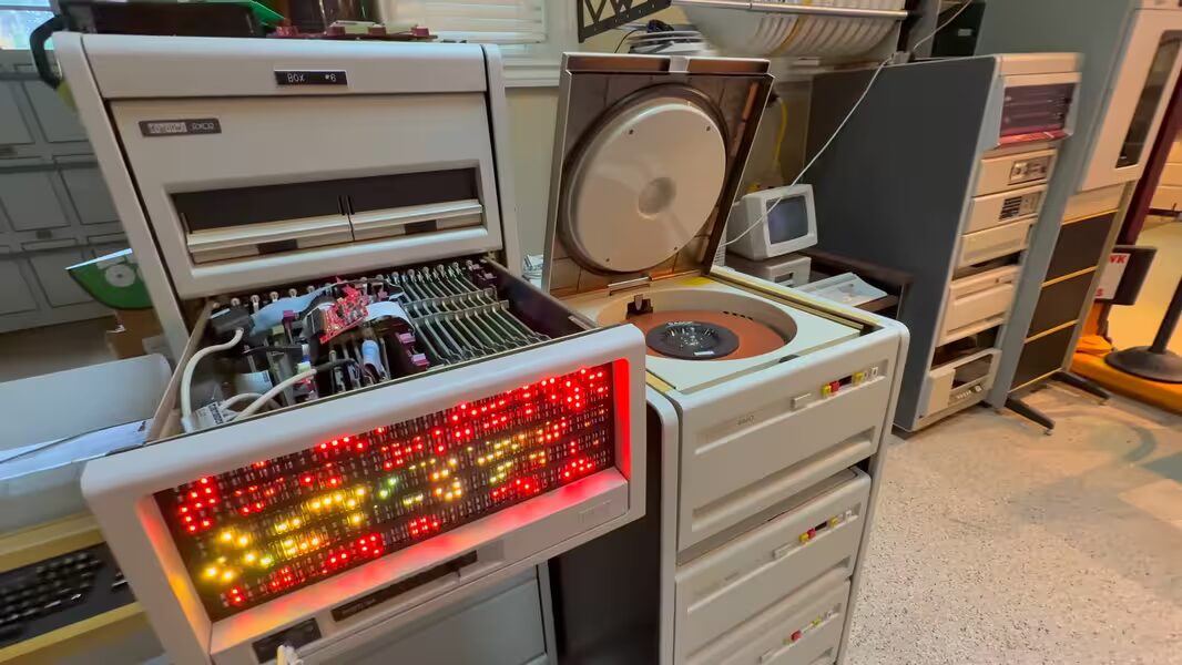 пульт управления PDP-11 и музыкальный проигрыватель