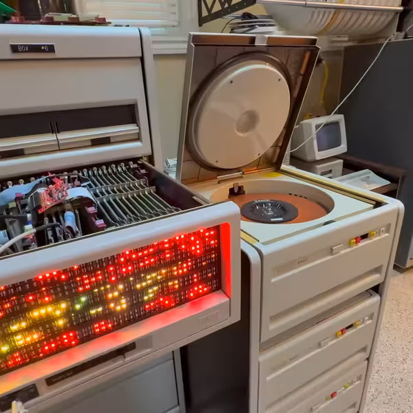 пульт управления PDP-11 и музыкальный проигрыватель