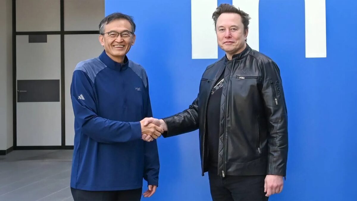Илон Маск и представитель Intel рукопожатие