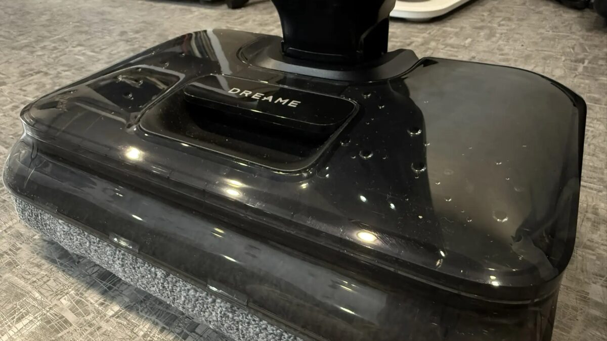 Черный пылесос Dreame G12S Pro на полу