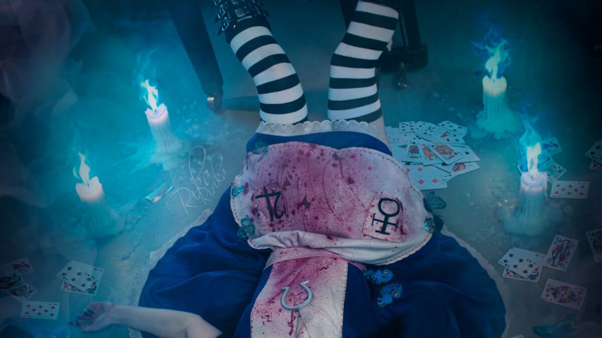 Косплей Алисы из American McGee's Alice с черной прической в стиле рокерам