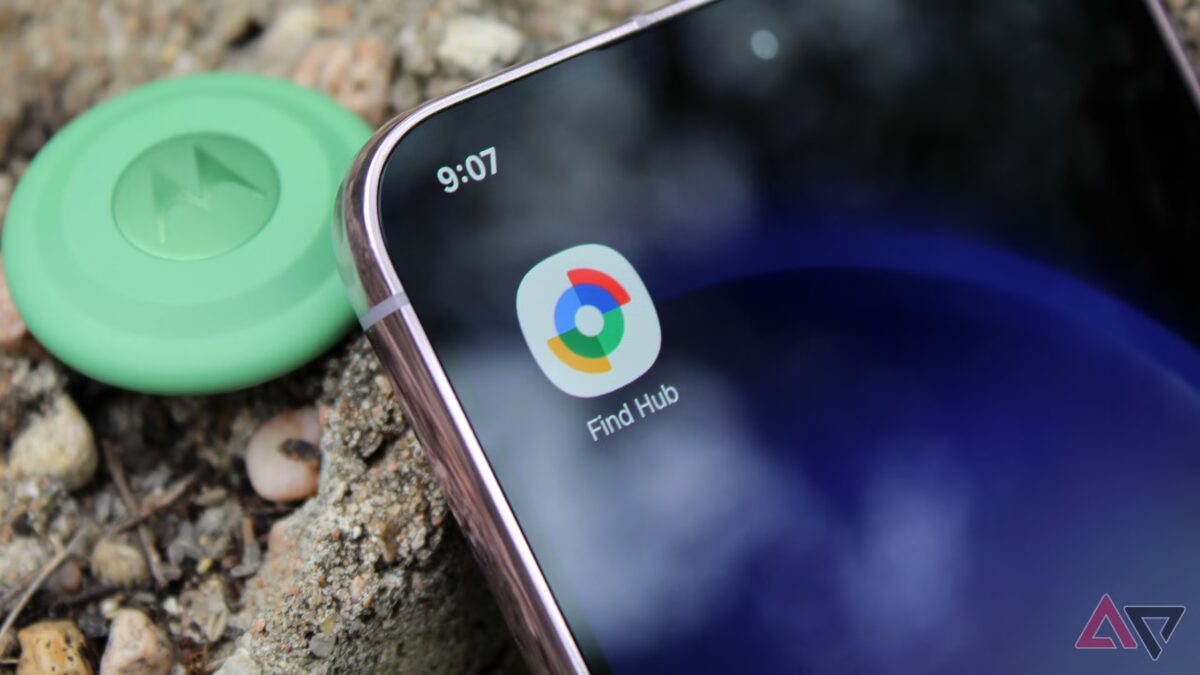 смартфон Google Find Hub и зеленая умная метка