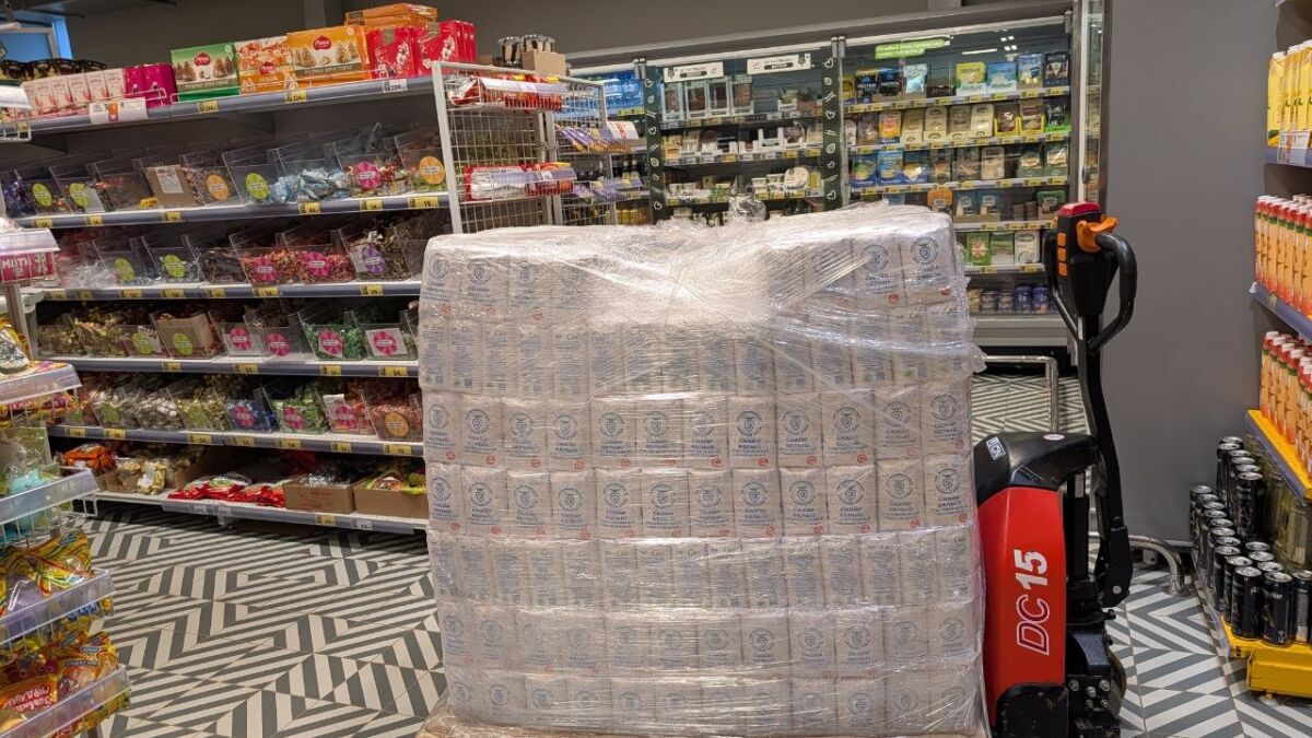 палета с упаковкой воды «Пятёрочка» на электрошоппере DC15