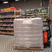 палета с упаковкой воды «Пятёрочка» на электрошоппере DC15