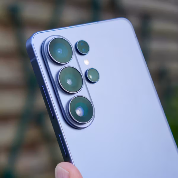 Задняя сторона смартфона Samsung Galaxy S27 Ultra с четырьмя камерами