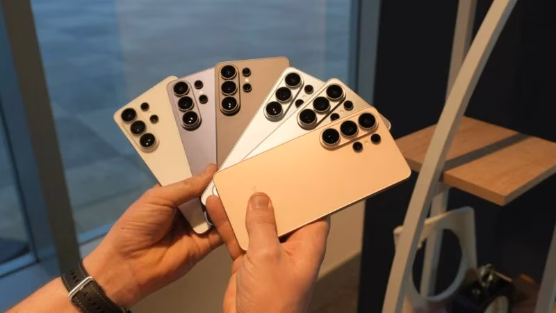 Покупка нескольких смартфонов Galaxy S26 в руке