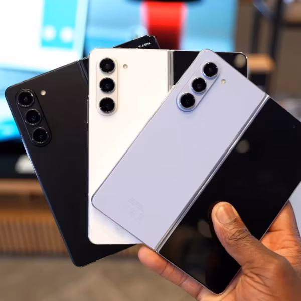 Пять смартфонов Galaxy Z Fold 5 и Flip 4 в руке