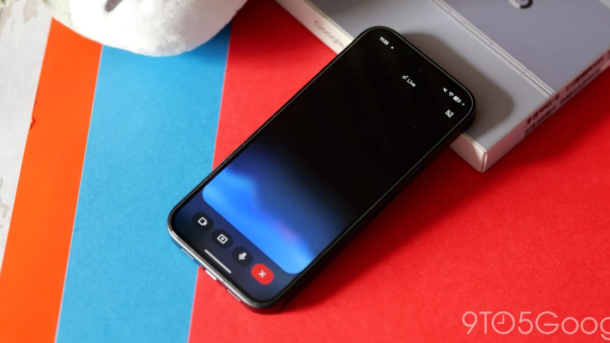 Смартфон iPhone 13 Pro с пустым экраном на столе