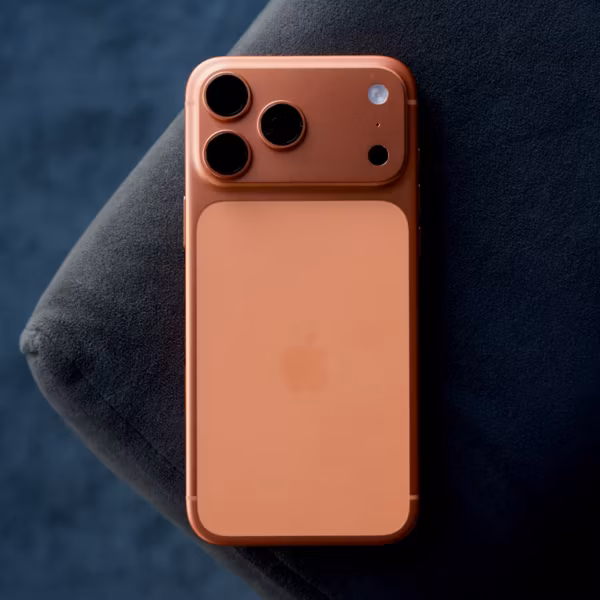 Задняя сторона iPhone 13 Pro со тремя камерами