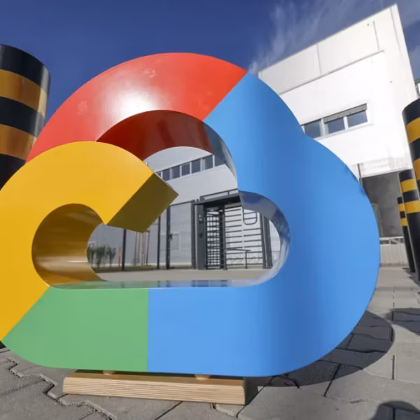 Логотип Google и искусственный интеллект Intel