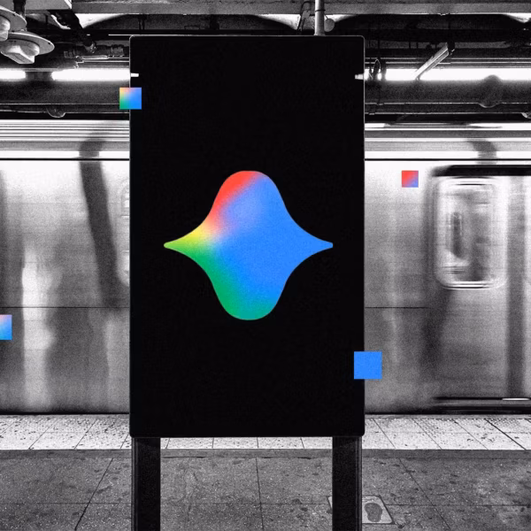 Черно-белое изображение метро с электронным билетом в центре