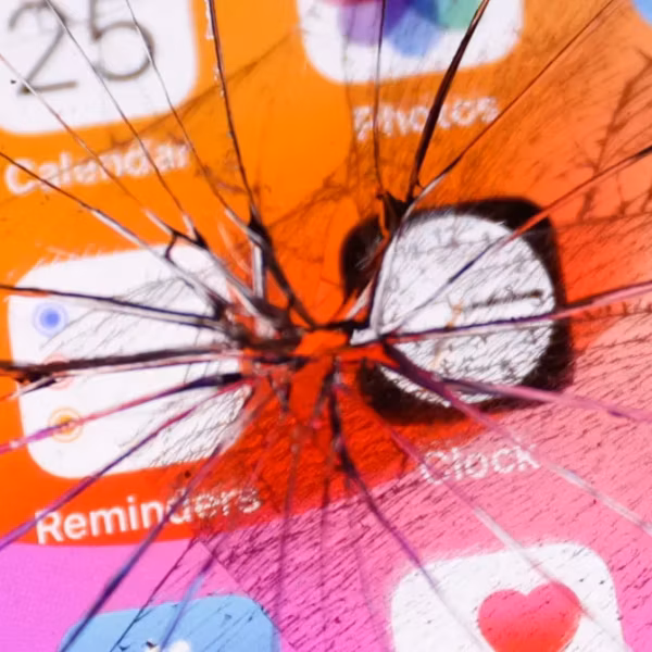 Разбитый экран iPhone с трещинами на иконках