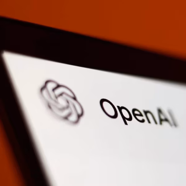 Логотип OpenAI на смартфоне около красной поверхности