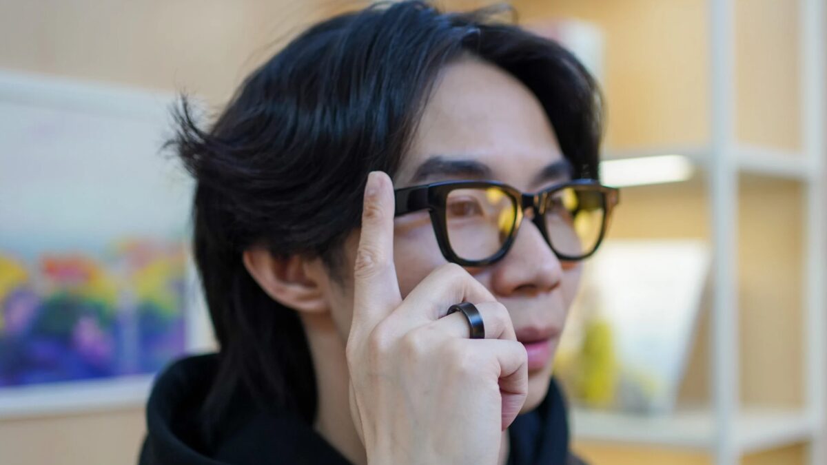 человек в очках Samsung Galaxy Glasses