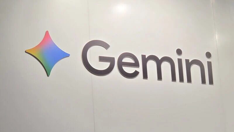 Логотип Gemini на белой стене Galaxy Book