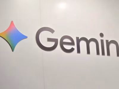 Логотип Gemini на белой стене Galaxy Book