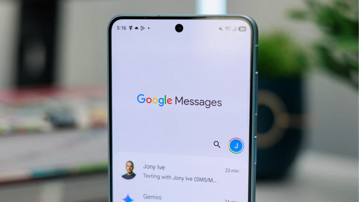 Смартфон Google Messages с запущенным приложением